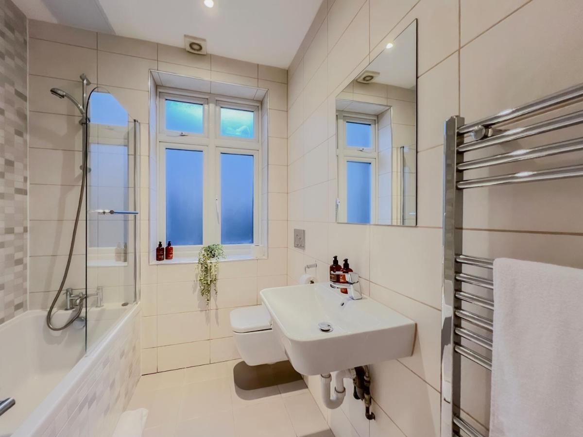 Prime Location Camden Luxury Apt Sleeps 6 London Bagian luar foto